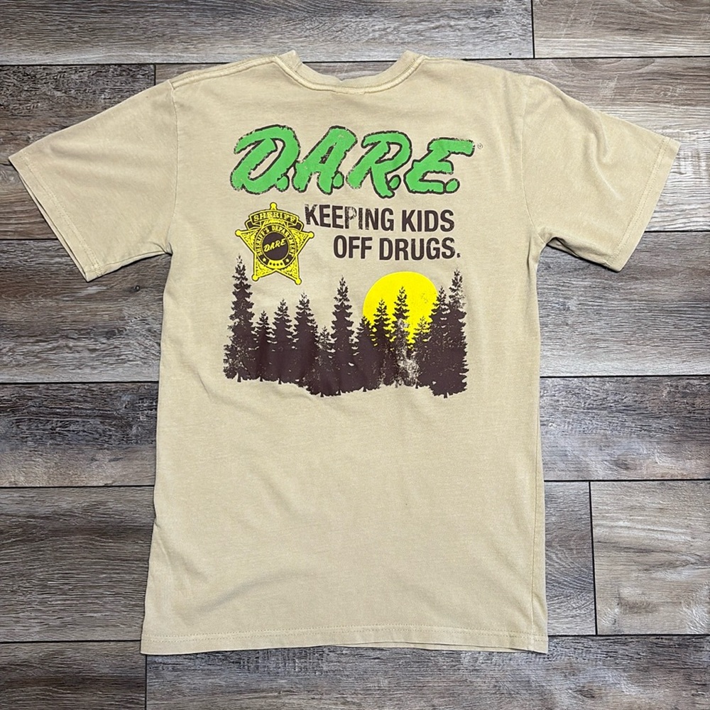 NWOT D.A.R.E. Keeping Kids Off Drugs Sheriff T Shirt Small Tan